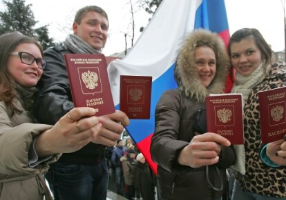 Молоді люди показують паспорти