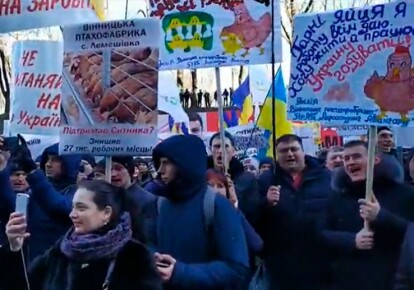 Под зданием Кабинета министров в Киеве собрались около шести тысяч аграриев с требованием уволить Артема Сытника. Фото: скриншот