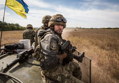 украинские военные на бронемашине
