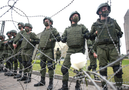 Військові біля президентського палацу в Мінську. Фото: Tut.by