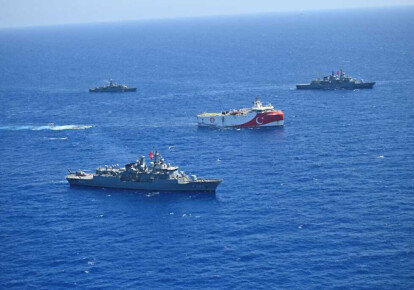Турецкое сейсмическое судно Oruc Reis в сопровождении турецких военно-морских сил у берегов Восточного Средиземноморья, август 2020 г.