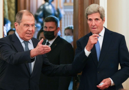 Министр иностранных дел России Сергей Лавров приветствует посла США по климату Джона Керри в Москве, 12 июля 2021 г.