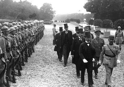 Угорська делегація прямує на церемонію підписання Тріанонського миру, 4 червня 1920/Gallica Digital Library