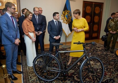 Президент Эстонии Керсти Кальюлайд подарила своему украинскому коллеге Владимиру Зеленскому велосипед