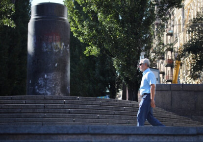 В Киеве на месте Ленина установят памятник руке