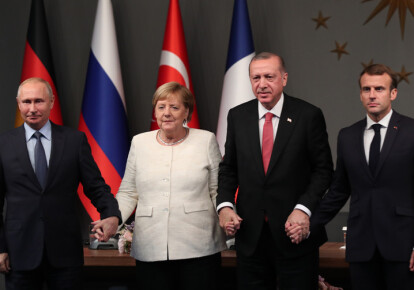 Канцлер Германии Ангела Меркель, президент РФ Владимир Путин, президент Турции Реджеп Тайип Эрдоган и президент Франции Эммануэль Макрон