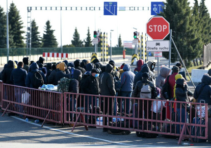 Очередь на польско-украинской границе. Карантин поставил на паузу трудовую миграцию украинцев в страны Европы. Фото: EPA/UPG