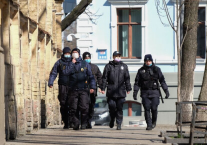 Полиция может начать проверять самоизоляцию украинцев в связи со вспышкой коронавируса с помощью данных мобильных телефонов. Фото: УНИАН