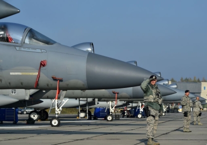 Военнослужащие США стоят перед истребителем F-15 во время учений ВВС в Украине