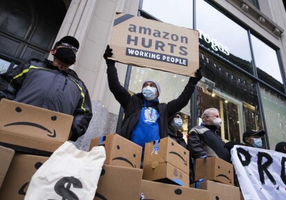 Десятки активистов собрались ​​возле роскошной квартиры Джеффа Безоса на Пятой авеню Нью-Йорка, чтобы выразить протест против деловой практики и условий работы Amazon, 2 декабря 2020 г.