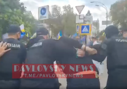 Задержание мужчины, облившего Петра Порошенко зеленкой/скриншот с видео