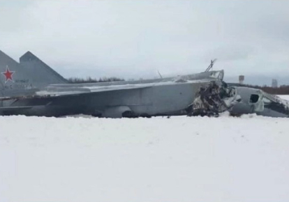 В России истребитель МиГ-31 выкатился за пределы взлетно-посадочной полосы и развалился
