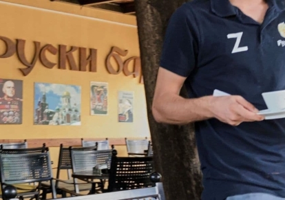 В баре в столице Черногории официанты ходят с "Z" на одежде