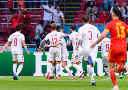 Игроки сборной Дании празднуют победу над Уэльсом