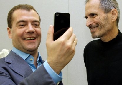 Бывший президент РФ Дмитрий Медведев с одним из основателей Apple Стивом Джобсом, 2010 год