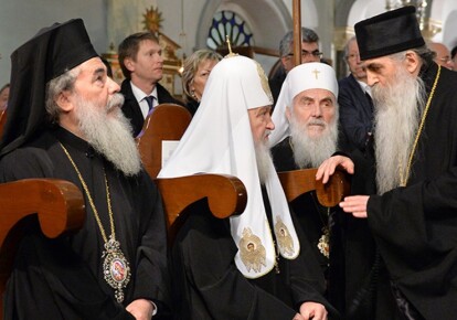 Патриарх Иерусалимский Феофил III (слева) и Патриарх Московский и всея Руси Кирилл (по центру) во время встречи в Москве