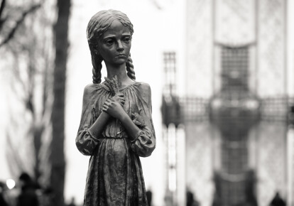 Памятник "Горькая память детства" на территории Национального музея "Мемориал жертв Голодомора" в Киеве