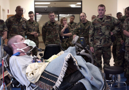 Пацієнт Ветеранського госпіталю Хейлі (Тампа, Флорида) Піт Херрик розповідає про своє іракському досвіді. Фото: Melissa Padilla