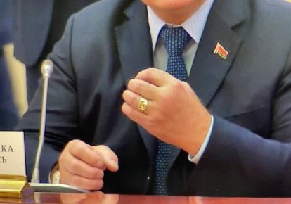 Перстень від Путіна на пальці Лукашенка