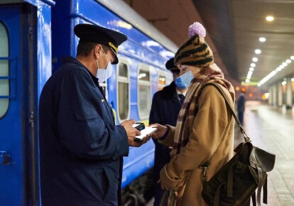 "Укрзалізниця" обмежила пасажирські перевезення у чотирьох регіонах "червоної" карантинної зони
