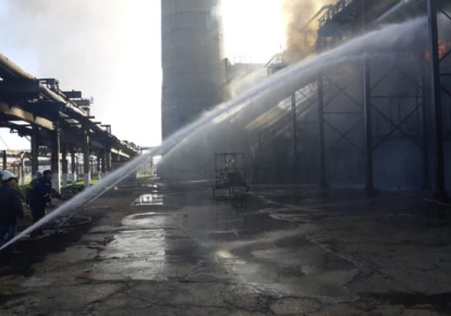 Спасатели 5 часов тушили пожар на нефтеперерабатывающем заводе в Кременчуге