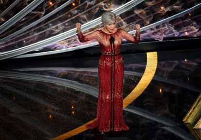 Джейн Фонда на церемонии вручения "Оскар-2020" повторила свой образ в платье от Elie Saab с Каннского кинофестиваля 2014 года. Фото: Getty Images