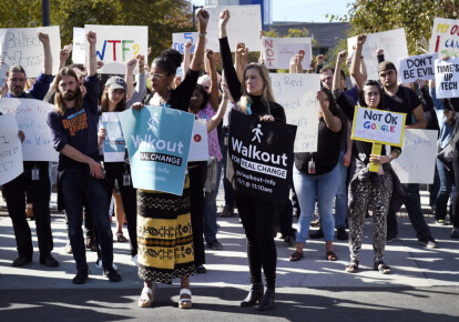Cотрудники Google проводят забастовки, посвященные проблеме сексуальных домогательств на работе. Фото: Getty Images