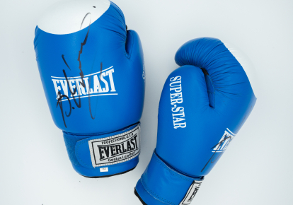 Боксерські рукавички з підписом Кличка