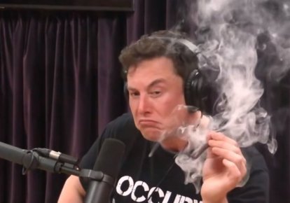 Илон Маск во время записи интервью для подкаста "Joe Rogan Experience" американского комика Джо Рогана курит марихуану