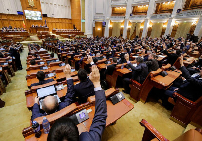 Парламент Румунії висловив вотум недовір'я ліберальному уряду прем'єр-міністра Людовика Орбана. Фото: romania-insider.com