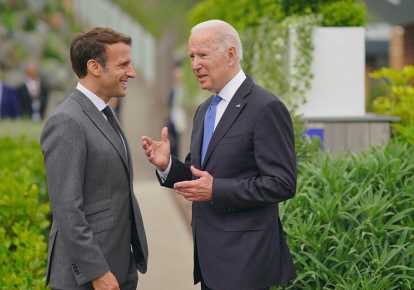 Президент Франции Эммануэль Макрон и президент США Джо Байден;