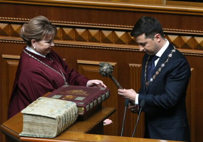 Удостоверение Президента Украины упало на пол после вручения его Владимиру Зеленскому во время инаугурации. Фото: УНИАН