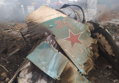 Российский бомбардировщик Су-34, сбитый украинскими войсками на 10-й день нападения России на Украину в Чернигове, 05 марта 2022 года