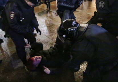 Возле СИЗО, где находится Навальный, жестоко разгоняют протестующих