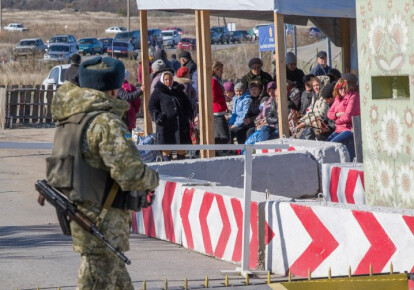 Контрольно-пропускные пункты на Донбассе сокращают время работы. Фото: УНИАН