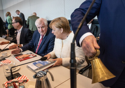 Министр внутренних дел Германии Хорст Зеехофер и канцлер ФРГ Ангела Меркель. Фото: EPA/UPG