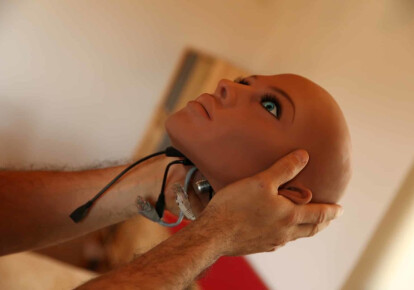 Каталонский инженер по нанотехнологиям Серхи держит голову Саманты, секс-куклы с искусственным интеллектом
