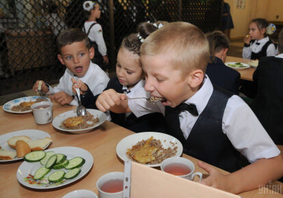 Кабмин изменил организацию питания детей в школах