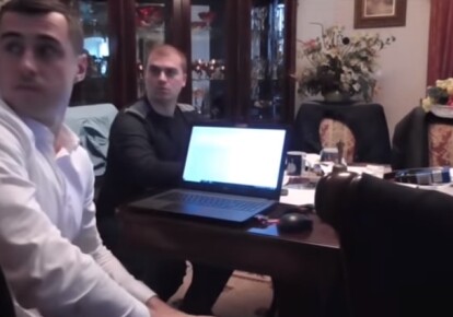 Керівник детективів НАБУ Володимир Новіков під час обшуку, на якому планували викликати повій