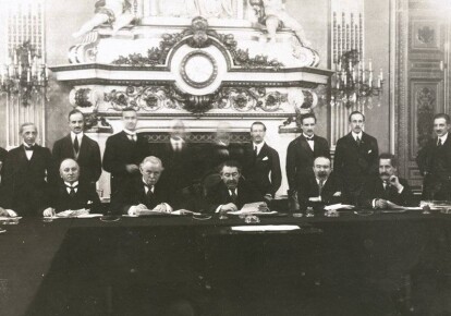 Джордж Керзон і Девід Ллойд Джордж (сидять другий і третій зліва) на одному з міжнародних форумів після Першої світової війни. Вони сперечалися про близькосхідну політику, але діяли злагоджено у питаннях Східної Європи