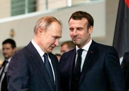 Эммануэль Макрон и Владимир Путин во время встречи в Берлине, 2020 г.