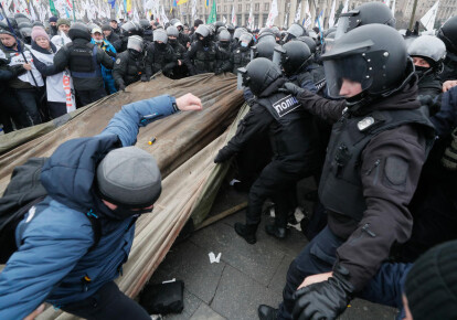 Зіткнення між учасниками акції "СТОП локдаун!" і правоохоронцями на Майдані Незалежності, в Києві 15 грудня 2020 р