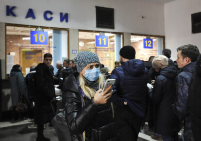 Люди стоят в очереди в кассы для возврата билетов на Центральном железнодорожном вокзале в Киеве. Фото: УНИАН