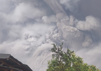 Столб дыма и пепла от извержения вулкана на острове Ява