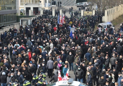 Поліція Грузії застосувала перцевий спрей на акції біля суду;