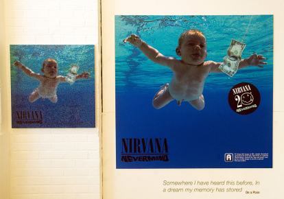 Обложка альбома  Nevermind на выставке The Nirvana Exhibition в Лондоне