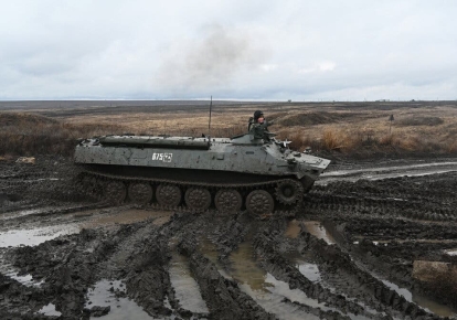 Росія стягує військову техніку до кордону з Україною;