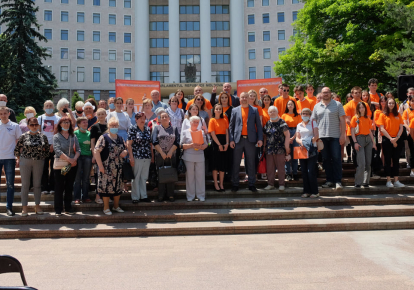Активисты молдавской партии "Наши"