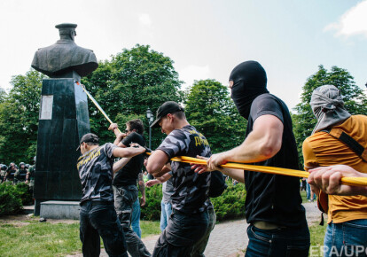 Поліція провела обшуки у харківських активістів, які знищили бюст маршалу Жукову