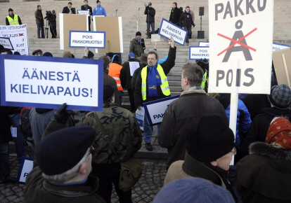 "Асоціація фінської культури та ідентичності" та "Свобода вибору мови" протестують проти обов'язкового вивчення шведської мови перед будівлею парламенту в Гельсінкі